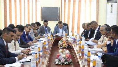 اليمن يقطع شرايين تمويل الحوثي.. حظر وتجميد أموال 398 فردا وكيانا