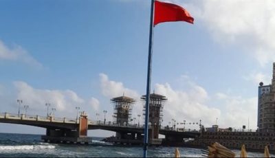 بسبب ارتفاع الأمواج.. رفع الرايات الحمراء ومنع السباحة في شواطئ العجمي بالإسكندرية