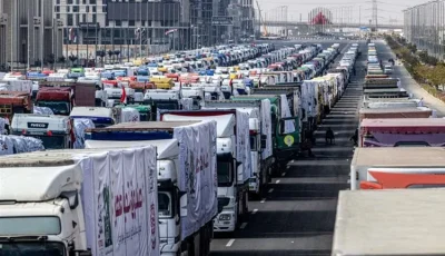 اصطفاف قافلة المساعدات الـ18 تمهيدًا لدخولها من مصر إلى غزة
