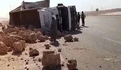 انقلاب سيارة محملة بالحجارة أمام قرية الزيات … مطروح تتعامل مع الحادث