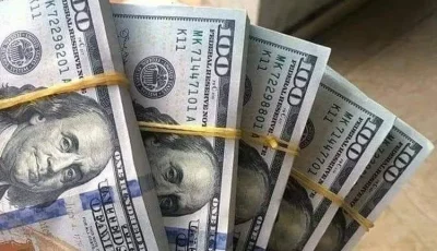 الدولار يسجل خسارة أسبوعية بعد ارتفاع التضخم وضعف نمو الوظائف
