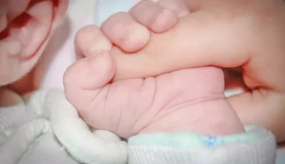 خوفًا من طلاقها بعد أن أجهضت مولودها.. تفاصيل القبض على سيدة خطفت رضيعًا من والدته أمام مستشفى الدمرداش