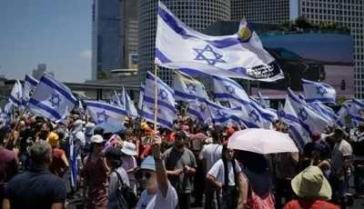 متظاهرون إسرائيليون يغلقون مفترق طرق أمام مبنى وزارة الدفاع في تل أبيب