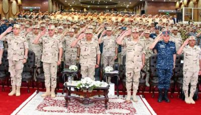 الدفاع عن الوطن يتطلب الاستعداد.. وزير الدفاع يلتقي عددا من مقاتلي المنطقة الشمالية العسكرية